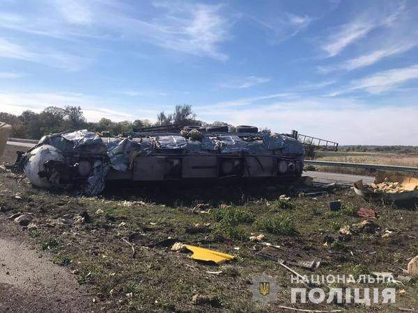 Серьезное ДТП на Харьковщине: у грузовика лопнуло колесо и он стал неуправляемым (фото, видео)