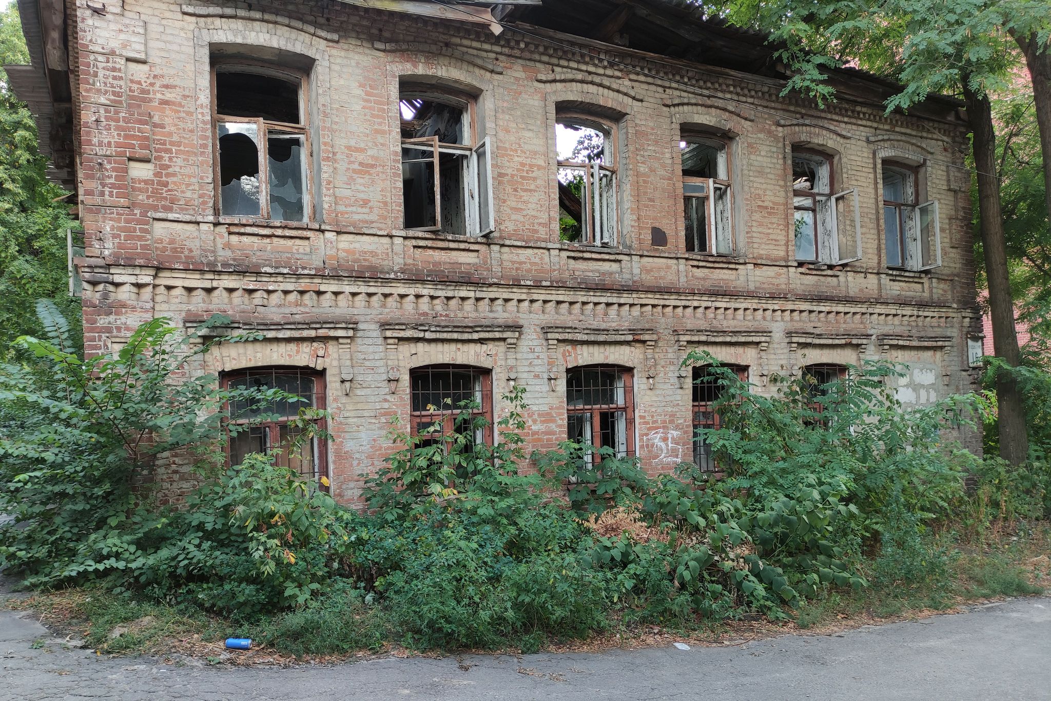 Заброшенное здание во дворе Митасова