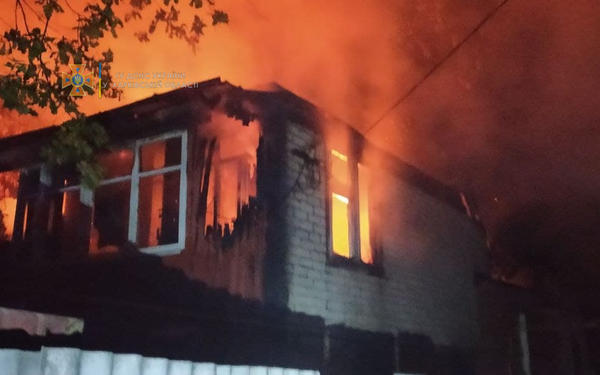 Под Харьковом люди сожгли свой дом, а заодно и соседский (фото)