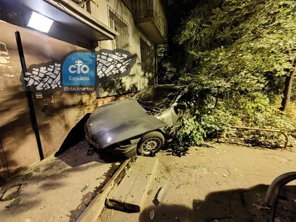 В Харькове автомобиль въехал в жилой дом (фото, видео)