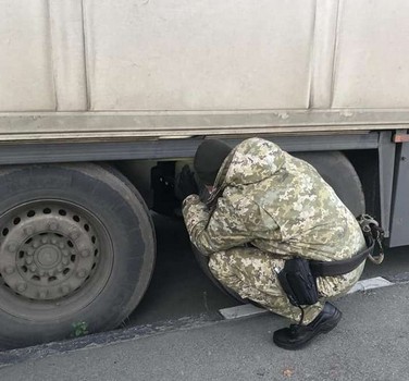 Под Харьковом обнаружили подозрительный грузовик (фото)