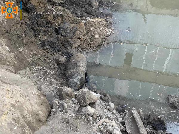 Коммунальщики из Харькова нашли в водосточной трубе бомбу (фото)
