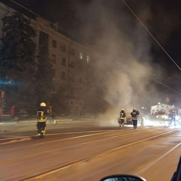 Появилось видео момента возгорания машины на Московском проспекте в Харькове (видео)