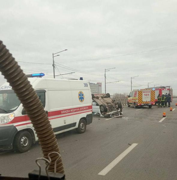 ДТП на харьковском путепроводе: машина опрокинулась, есть пострадавшие (видео)