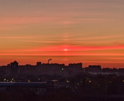 Световые столбы зависли в небе над Харьковом (фото)