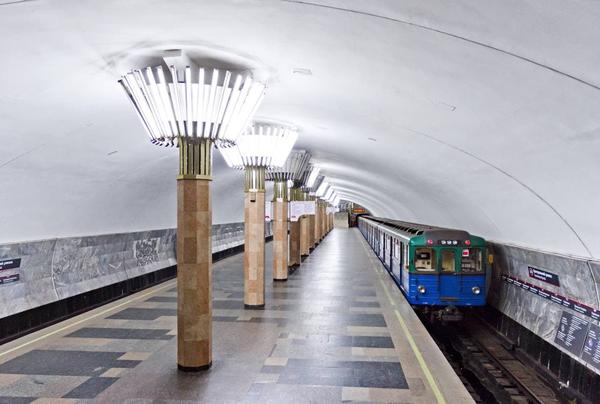 В харьковском метро непредвиденно остановились поезда