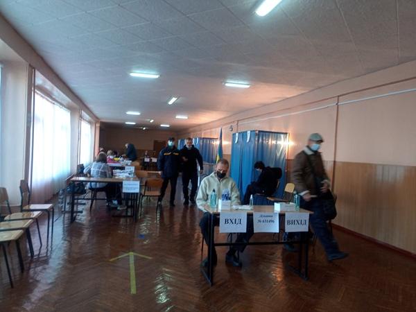 Выборы мэра Харькова: не все участки открылись вовремя (фото)
