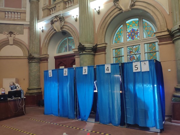 Выборы мэра Харькова: избиратель порвал бюллетень прямо на участке