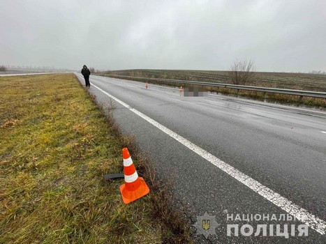 На Харьковщине посреди дороги нашли мертвого мужчину (фото)