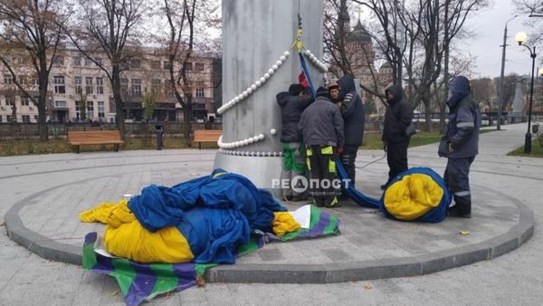 В Харькове снова сняли флаг с самого большого флагштока (фото)