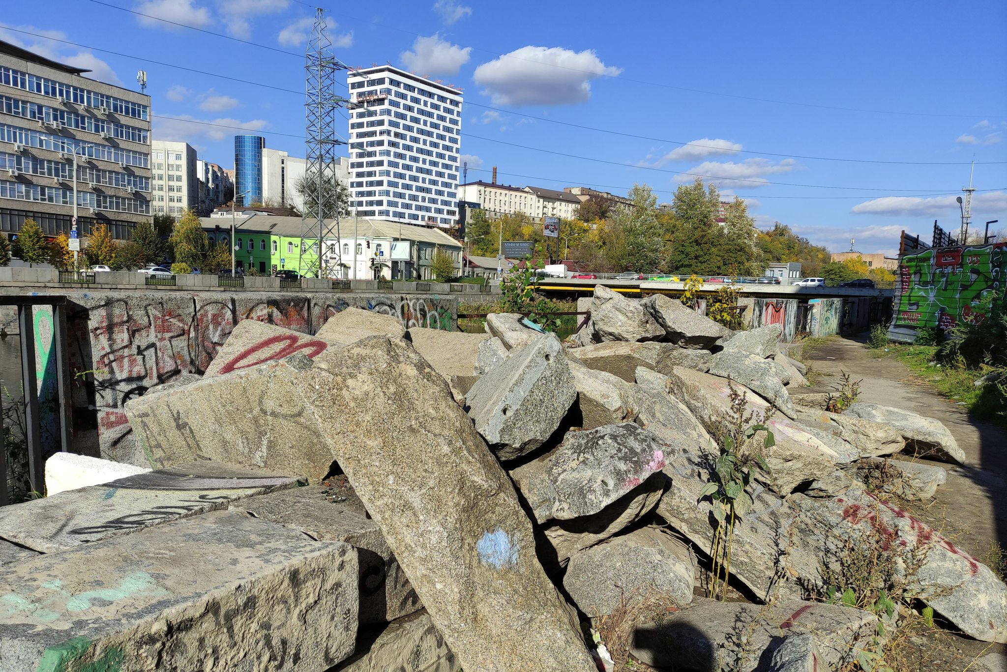 Каменные завалы на Харьковской набережной
