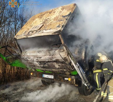 Под Харьковом во время движения вспыхнул грузовик (фото)