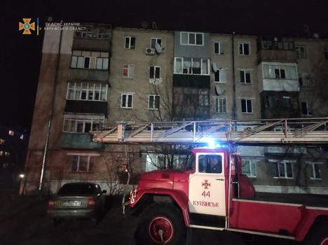 В многоэтажке на Харьковщине среди ночи загорелась спальня квартиры (фото)