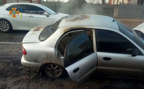 Опубликовали видео, как загорелась машина на дороге под Харьковом: очевидцы схватились за лопаты (фото, видео)