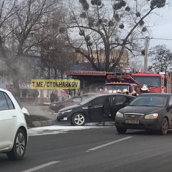 Происшествие в Харькове: машина наехала на ливневку и вспыхнула (видео)