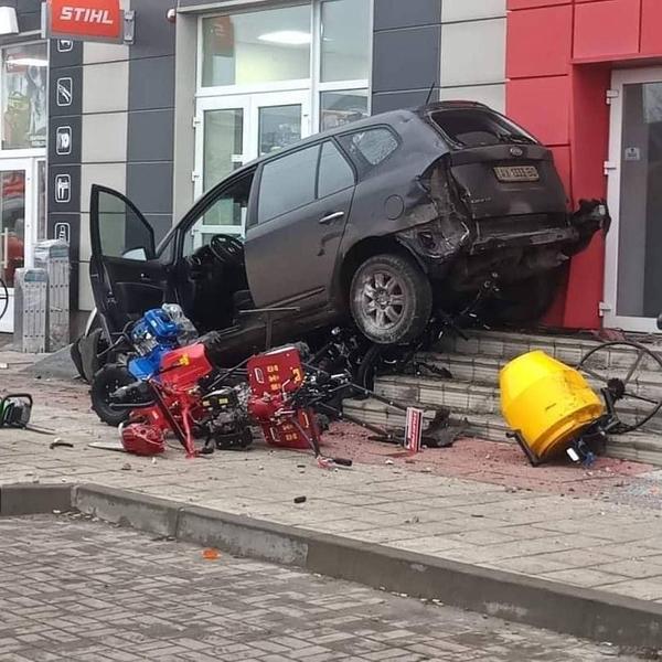 Машина на ступеньках магазина и разбитая мототехника. На Харьковщине произошло серьезное ДТП (фото, видео)