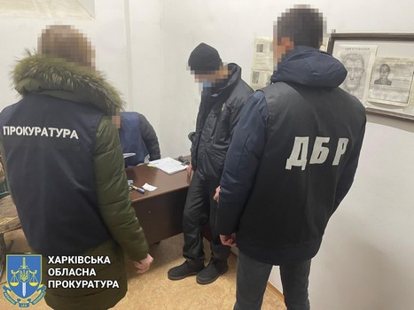 Полицейского, который снабжал арестантов опасными веществами, задержали на Харьковщине