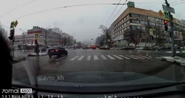 Пронесся на красный, едва не сбив девушку. Дерзкий водитель из Харькова получил по заслугам (фото, видео)