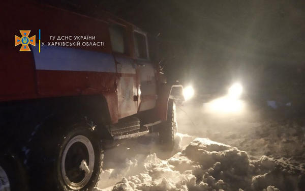 Непогода на Харьковщине: водители массово оказались в снежном плену (фото)