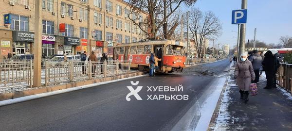 В Харькове трамвай попал в ДТП, есть пострадавшие (фото, видео)