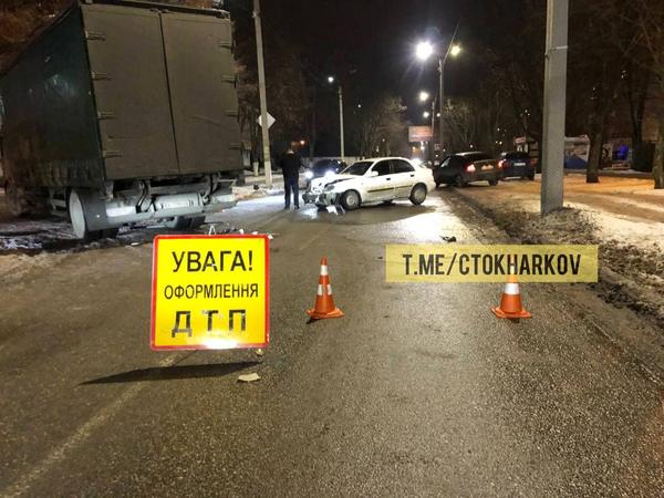 Очередная авария с фурой в Харькове: есть пострадавшие  (фото)