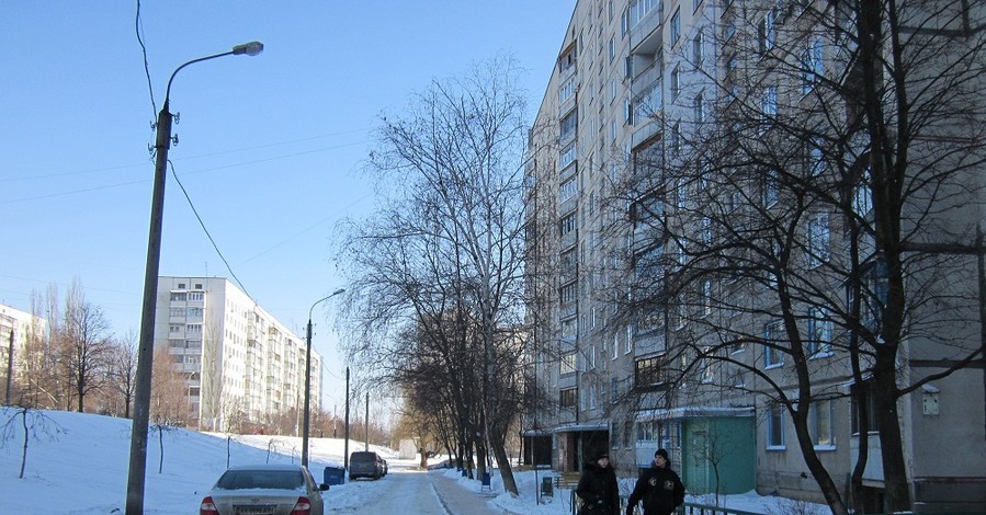 В Харькове возле многоэтажки обнаружили труп (видео, дополнено)