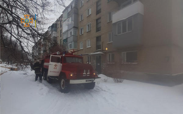 На Харьковщине жилое здание заволокло дымом, люди оказались в опасности (фото)