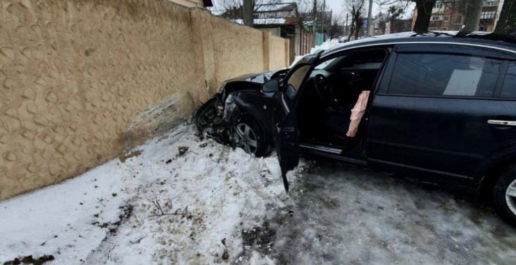 ДТП в Харькове: машина врезалась в забор, есть пострадавшие
