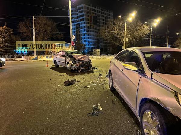 ДТП в Харькове: автомобили рассыпались на запчасти, есть пострадавшие (фото, видео)