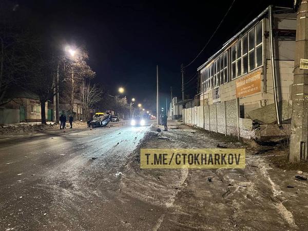 ДТП в Харькове: машина, полная людей, перевернулась на дороге (фото)
