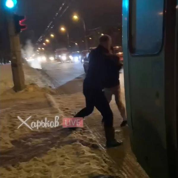 В Харькове пассажир подрался с водителем маршрутки: что не поделили (видео)