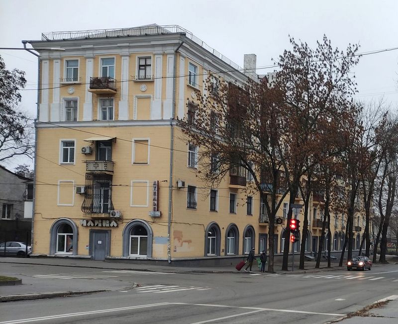 5-этажный жилой дом по Руставели, 2 – образец советского неоклассицизма, построен в 1950-х.