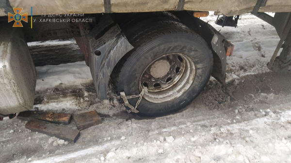 Снежный день в Харькове: два грузовика попали в передрягу (фото)