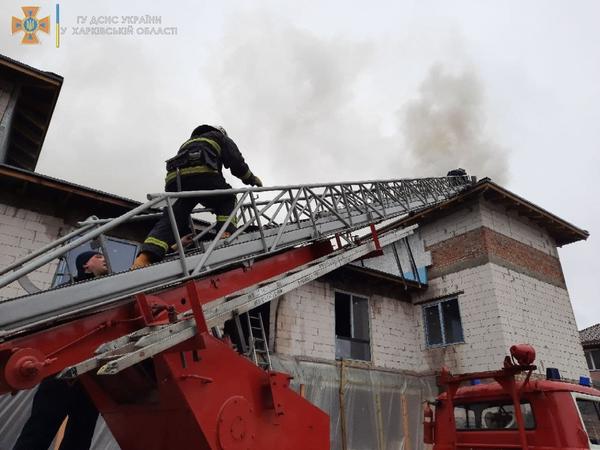 Пожар в Харькове: увидев пламя, рабочие разбежались в разные стороны (фото, видео)