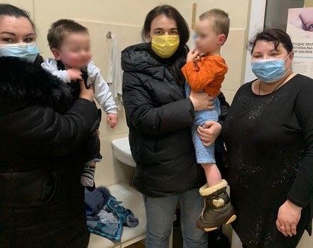Двух малышей из Харькова принудительно отправили в больницу (фото)