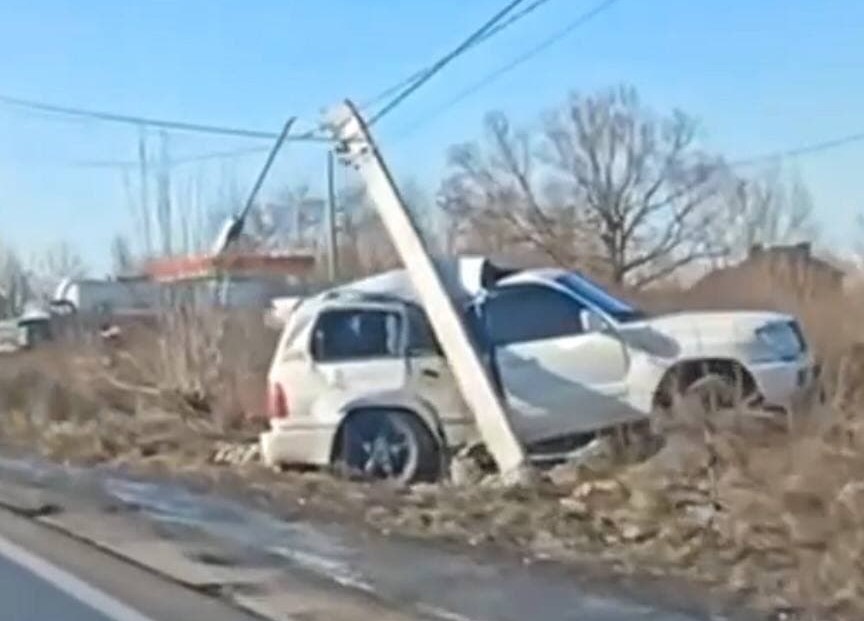 ДТП в Харькове: столб рухнул на элитный автомобиль (фото, видео)