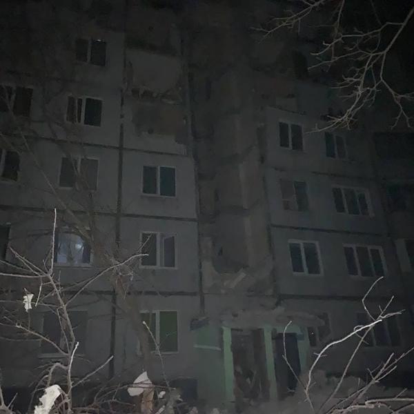 Во время обстрела Харькова снаряд попал в жилую многоэтажку: погибла женщина (фото)