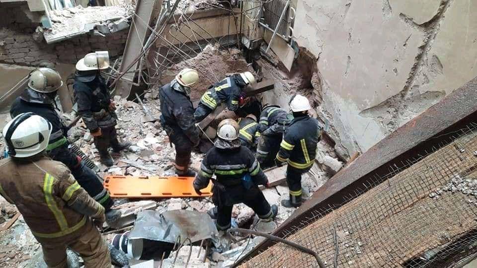 Разбор завалов зданий после бомбардировки Харькова: спасатели просят о помощи