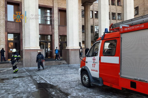 Полиция предупредила - освобождают Привокзальную площадь Харькова от брошенных автомобилей
