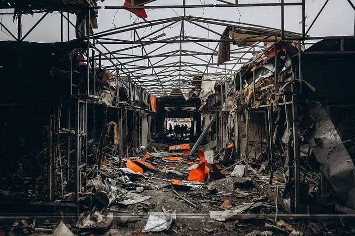 В Харькове враг обстрелял спальный район. Сгорел рынок (фото)