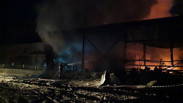 В Харькове оккупанты атаковали завод: произошел крупный пожар (фото)