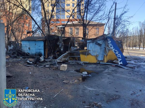 В Харькове обстреляли школу и магазин техники (фото)