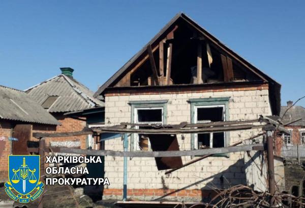 В поселке на Харьковщине вражеские снаряды повредили дома, больницу, детсады и школы (фото)