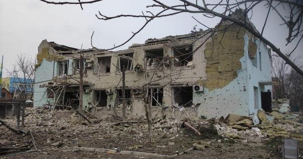 Обстрел города под Харьковом: разрушено здание мэрии, есть погибшие