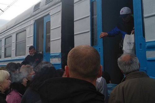 Из города на Харьковщине эвакуируют людей. Назначен дополнительный поезд