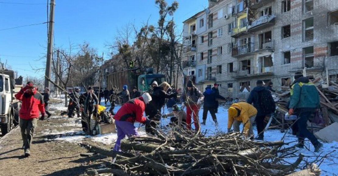 От разбора завалов до восстановления жилья: волонтеры помогают харьковским коммунальщикам