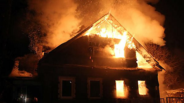 Ночной пожар в Харькове: после обстрела сгорел жилой дом