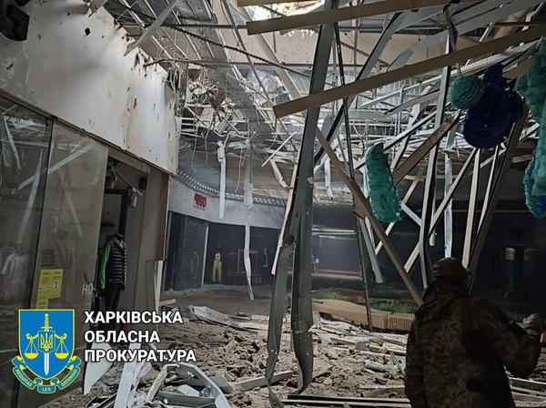Обстрелы Харькова: горел крупный торговый центр