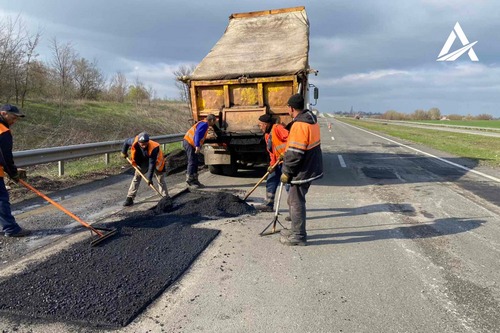 На Харьковщине восстанавливают автомагистрали (фото)