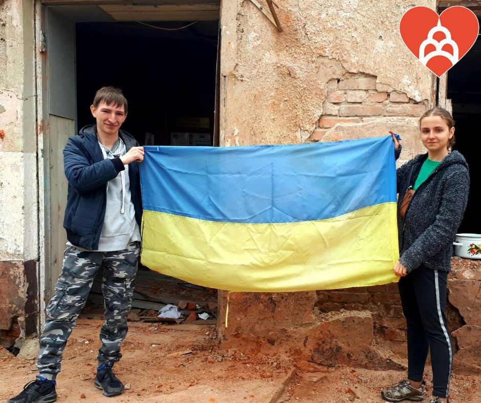 Харьковчане-добровольцы продолжают разбирать руины зданий (фото)